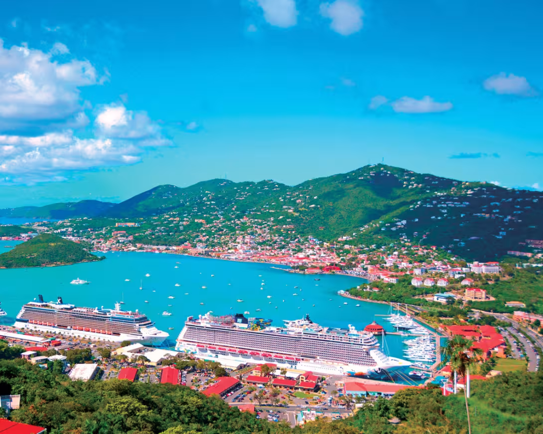 La baie de Charlotte Amélie, la capitale des USVI, offre un mouillage bien abrité pour les nombreux multicoques de passage.