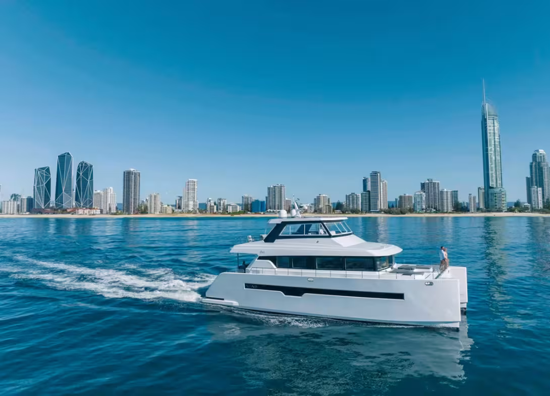 Le 53F est une version à flybridge du 53S.  Un élément qui lui donne la stature  d’un powercat de grande croisière.