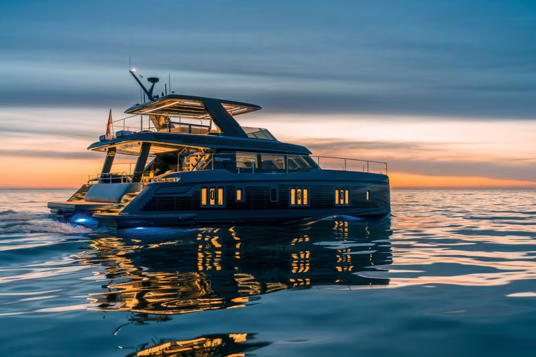 Si les deux moteurs électriques de 120 kW sont capables de propulser le 60 Power Eco à 10 nœuds, la consommation incite plutôt à naviguer en croisière à 7-8 nœuds.
