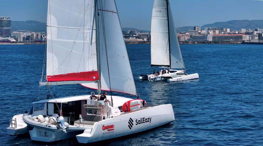Le Neel 43 et le Tricat 30 bord à bord dans la rade de Marseille.  Un Dragonfly intégrera la flotte en 2025.