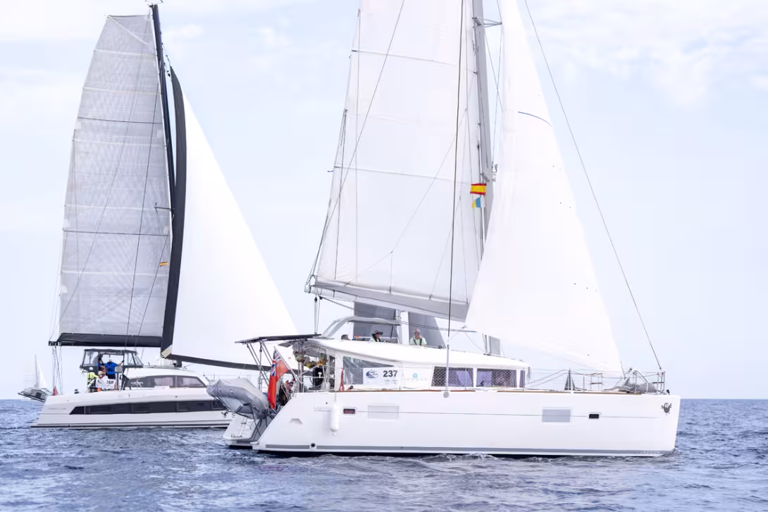 Si le départ a été lancé dans un vent erratique de sud-est, l’alizé a très rapidement pris la relève, évitant à la flotte de tirer des bords pour contourner l’île de Gran Canaria par le sud.