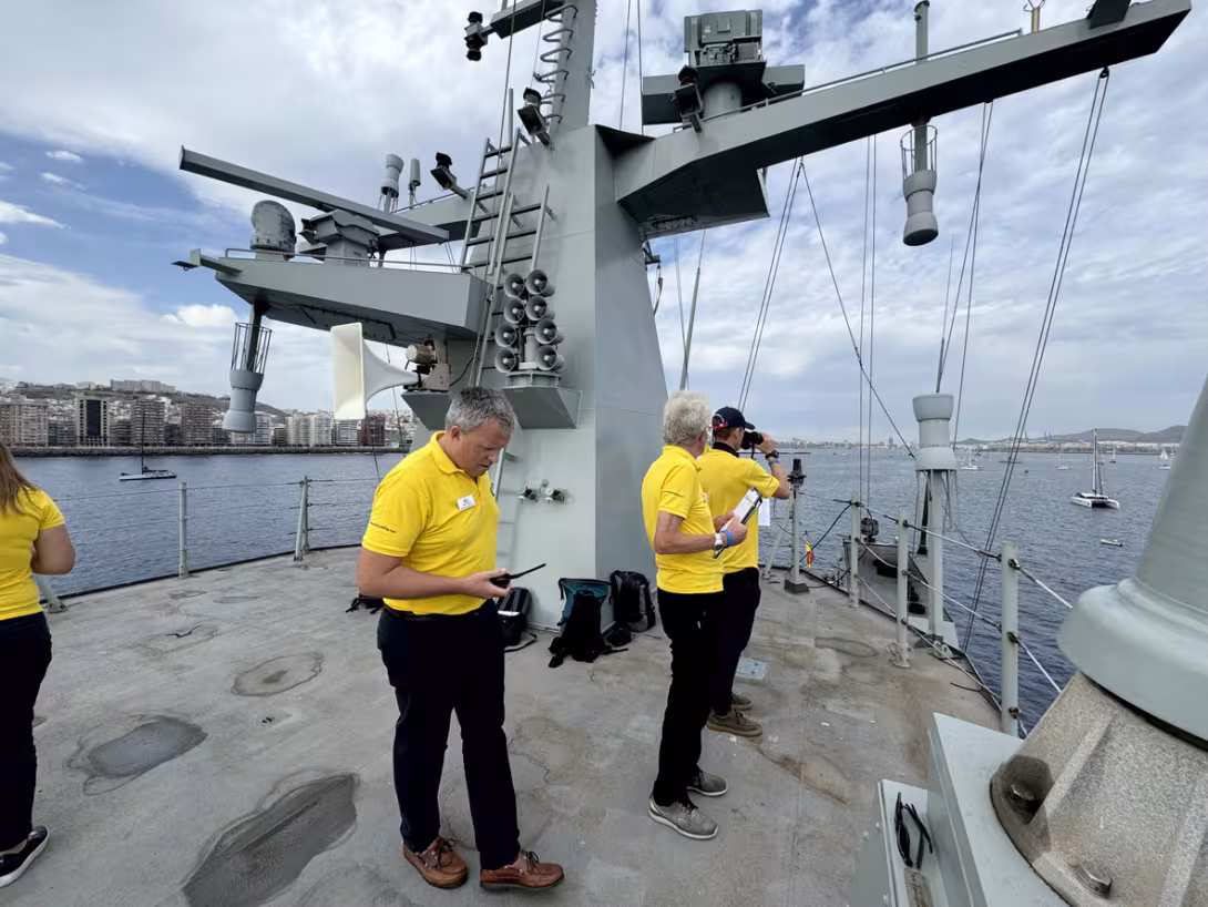 L’équipe de l’ARC assure le départ depuis le pont supérieur d’un navire de l’armée espagnole.