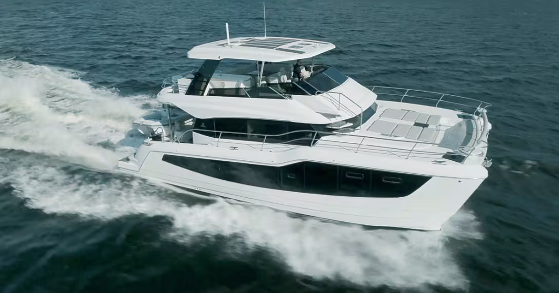 L’Aquila 50 Yacht est signé par le cabinet J&J Design, et marque une évolution assez nette du style Aquila : la ligne de pont du 50 Yacht est beaucoup plus haute que sur les modèles précédents, notamment sur l’avant.