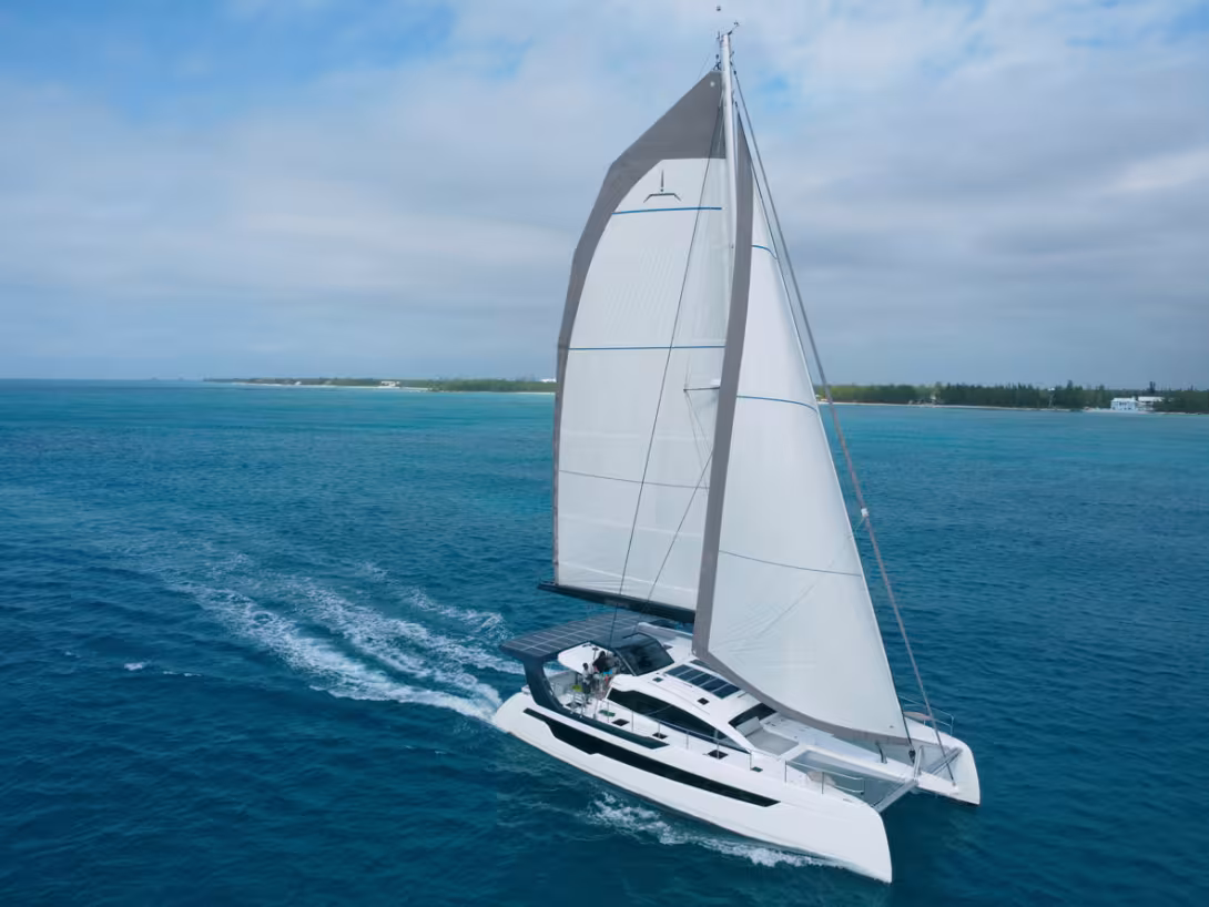 L’Xquisite 60 Solar Sail est un catamaran élégant qui adopte des lignes modernes et affiche de belles performances sous voile.