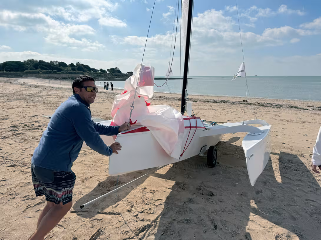 Grâce à son poids inférieur à 100 kg, ce petit trimaran peut être mis à l’eau seul.