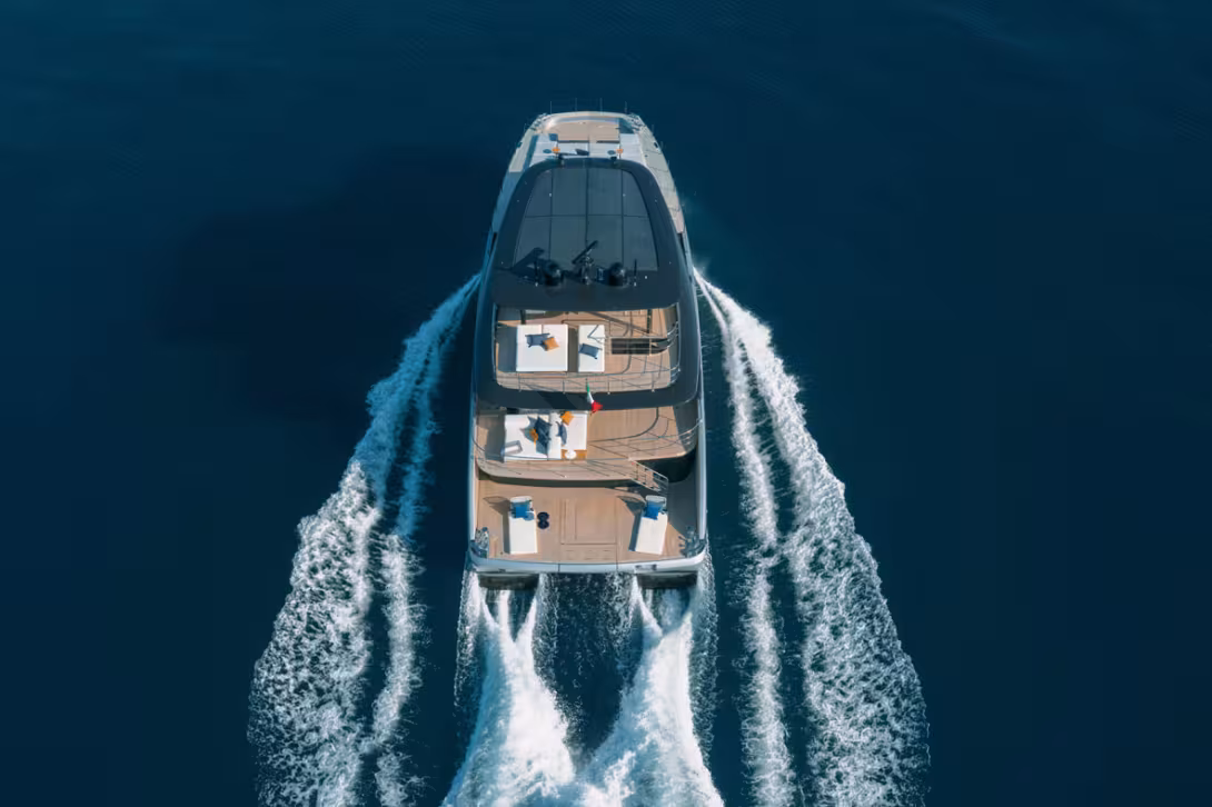 Vu sous cet angle, seul le sillage trahit le fait que le BGM75 est un multicoque. Ce concept de catamaran monobloc a été choisi en partie pour moins rejeter de CO2..