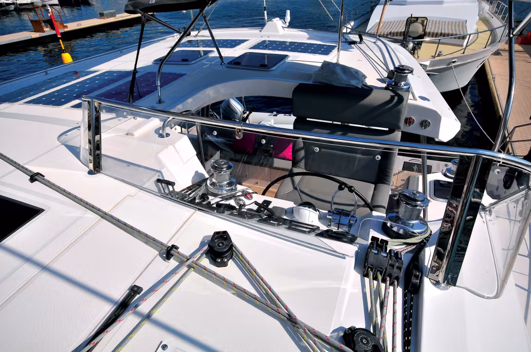 Le poste de barre regroupe toutes les manœuvres avec des commandes de winches électriques.