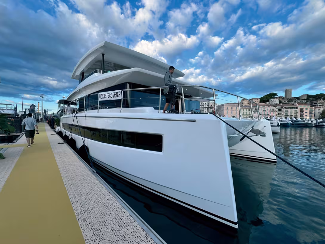 Les étraves sont hautes et très effilées. Cela permet au catamaran d’être plus efficace dans le clapot et de garder une bonne hauteur entre la surface de l’eau et la nacelle.