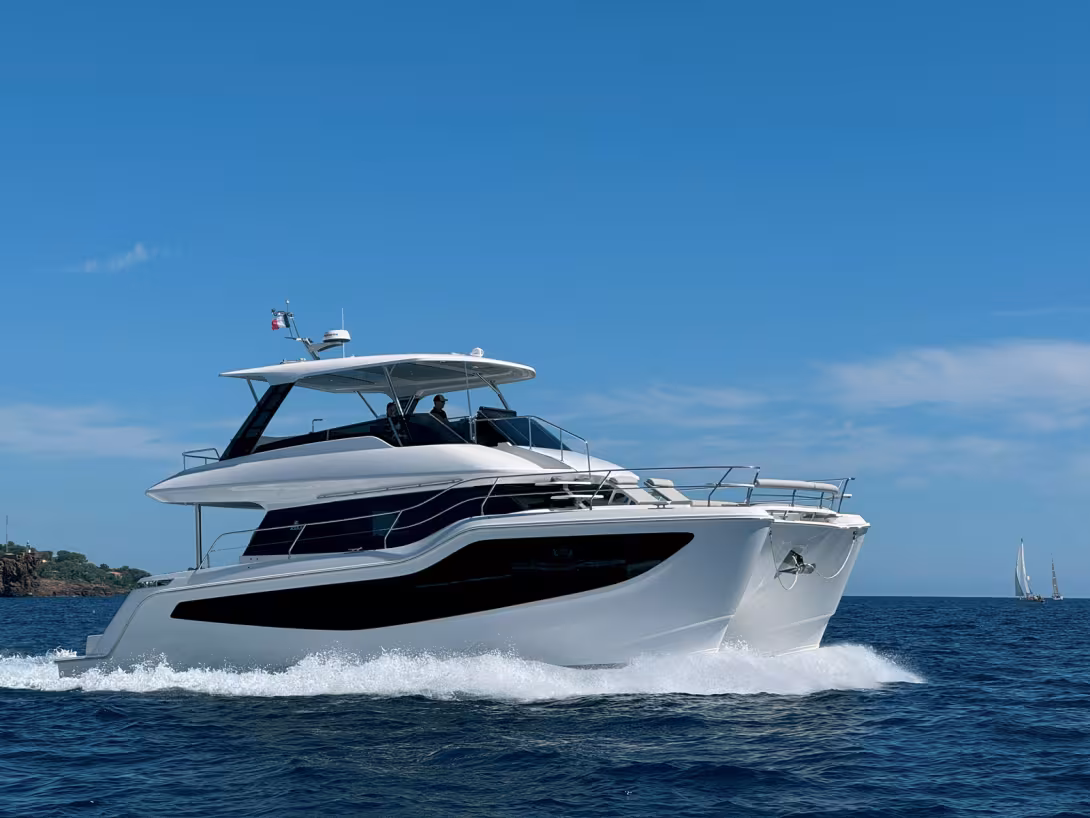 Le décrochage qui rehausse le pont avant pourrait bien être la nouvelle signature de la gamme Yacht. Notez la surface importante des hublots de coque.