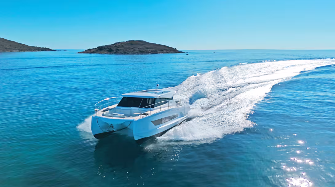 La vitesse optimale de croisière est de 15 à 17 nœuds, un peu après le déjaugeage.