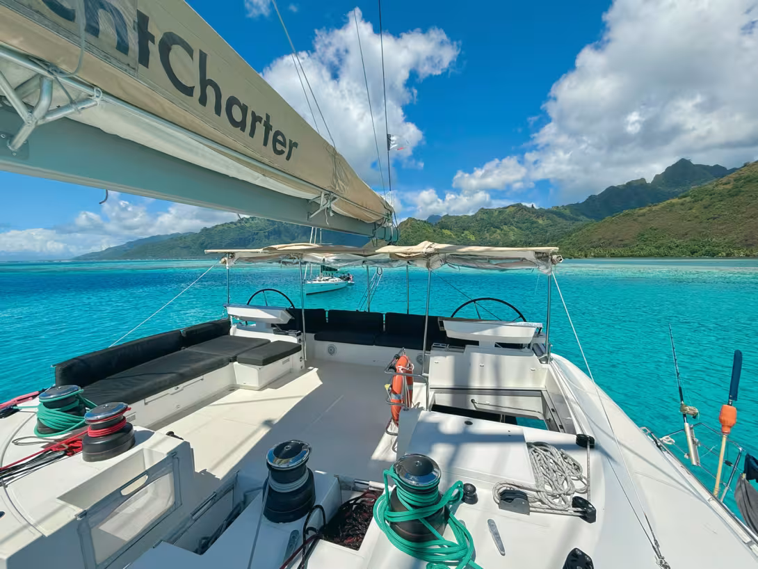 Le spacieux et confortable flybridge équipé d’un double-poste  de barre et abrité d’un bimini est l’un des meilleurs atouts du  Lagoon 620. Le grand bain de soleil en pied de mât, les trampolines et les canapés du cockpit sont également très 
