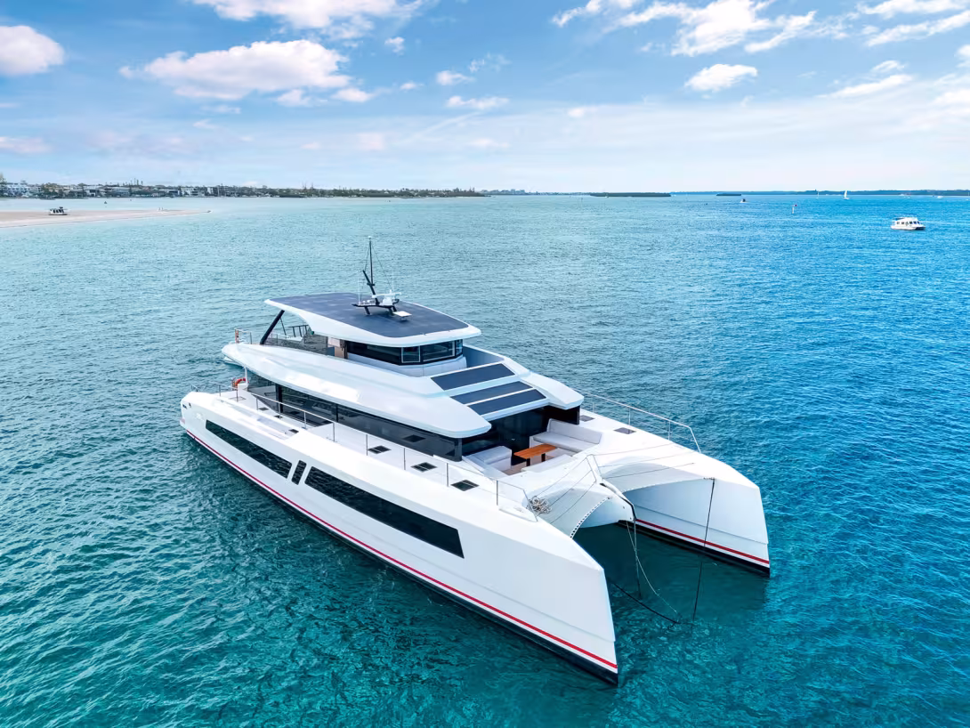 Le MC82p est un luxueux multiyacht semi-custom capable d’assurer des traversées océaniques.