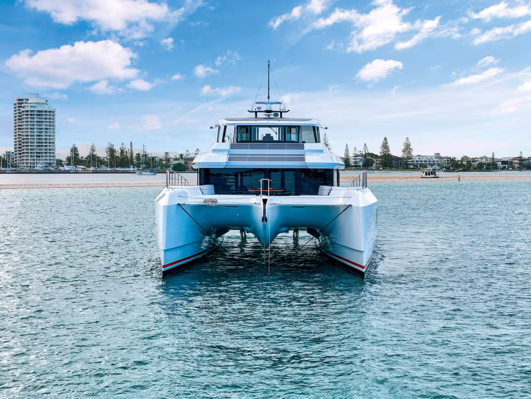 Une nacelle suffisamment haute est un élément essentiel pour un powercat hauturier, une caractéristique clairement visible ici sur le MC82p. Nos essais en mer ont pu démontrer l’efficacité de la carène.