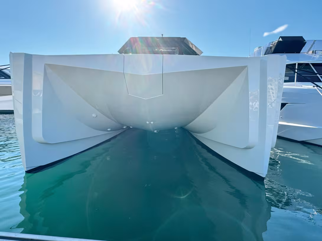 Plutôt large (5,40 m) pour un day-cruiser/weekender, le Wama s’appuie aussi sur  des coques fines et sculptées.