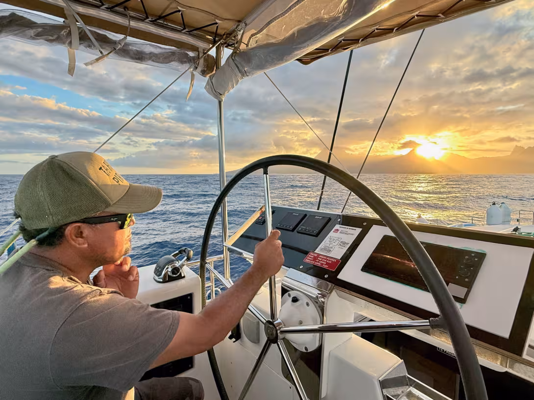 Depuis le flybridge, à plus de 5 mètres au-dessus de l’eau, on ne souffre pas de la houle, même lorsqu’elle arrive par le travers : le Lagoon 620 est bien calé dans ses volumes.