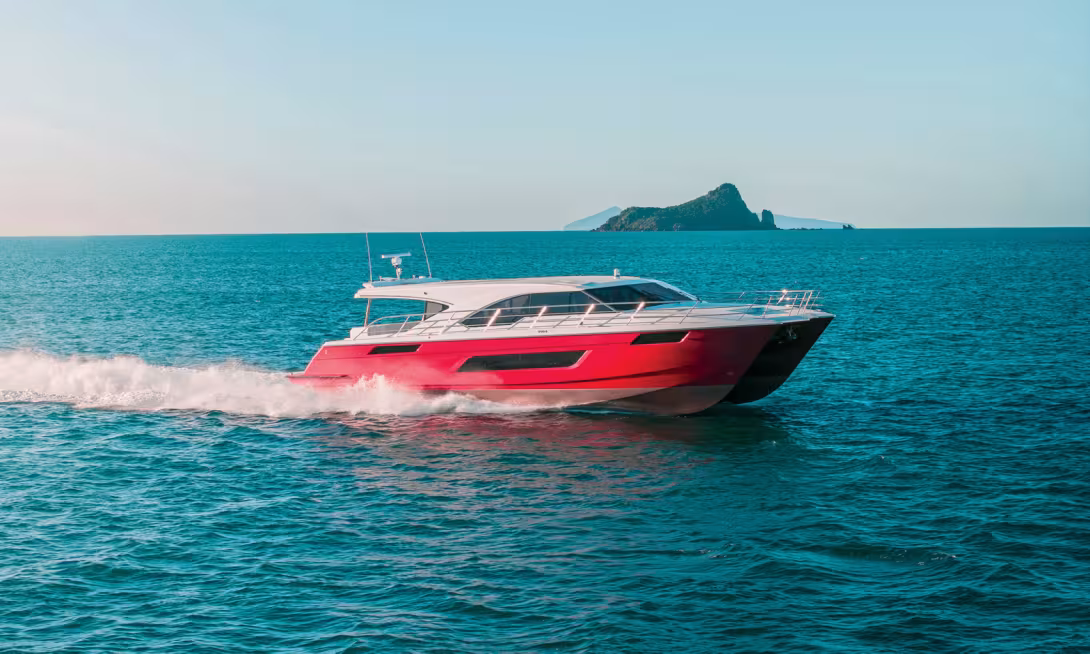 Le Voodoo XF75, construit en Nouvelle-Zélande,  combine une structure composite légère et des foils innovants pour proposer un powercat confortable et performant sur de longues distances.
