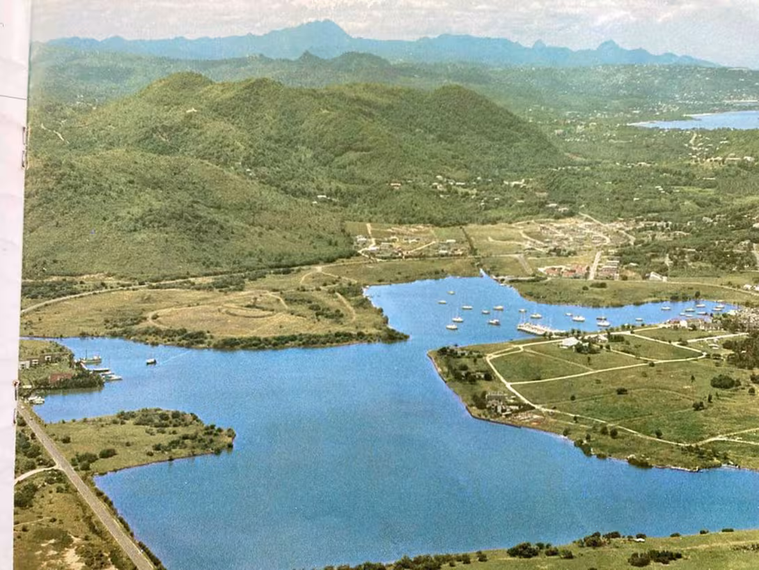 Vue de Rodney Bay sans doute à la fin des années 1970, avant le début des travaux de la marina.
