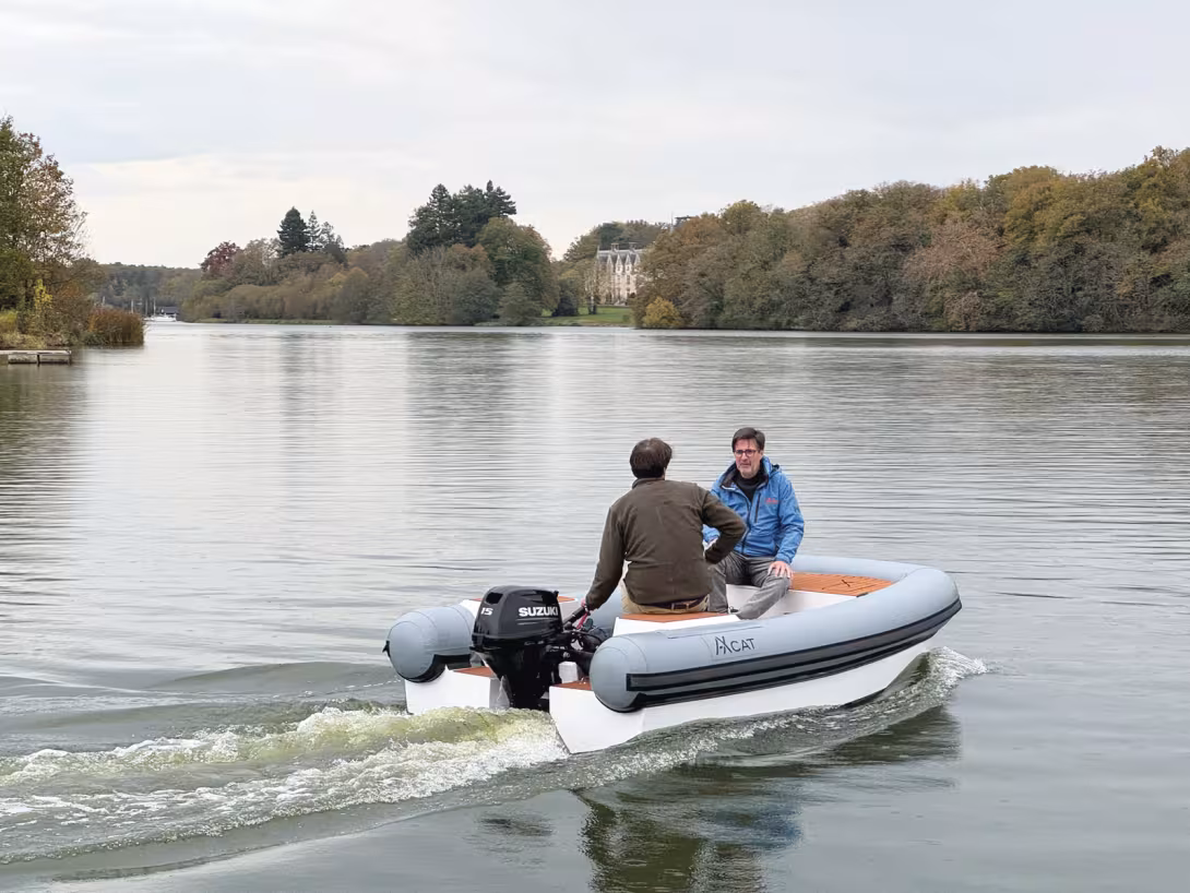 L’AXCat 350 est une annexe avec une coque rigide catamaran surmontée de boudins gonflables.