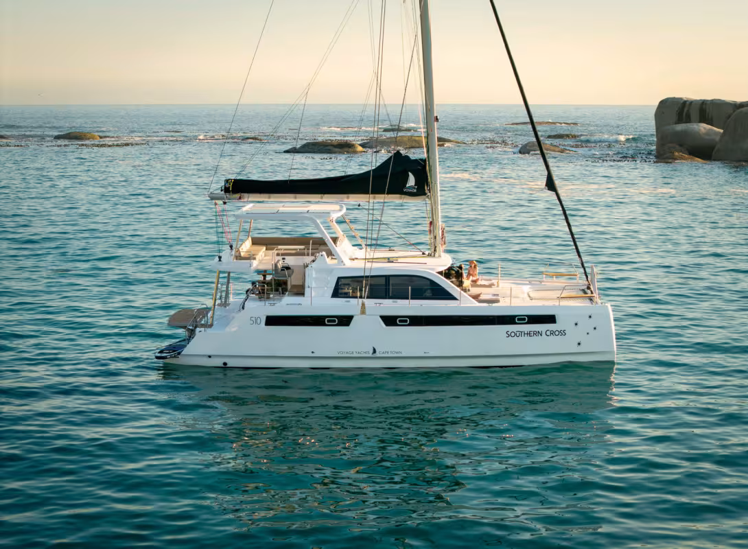 Si le design du nouveau 510 rappelle bien les autres productions de Voyage Yachts comme le 590, le style est tout de même plus moderne.