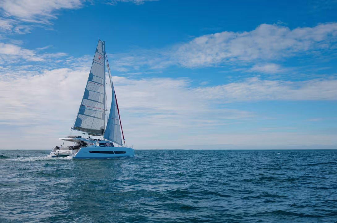 Le FP48 conserve l’identité visuelle de Fountaine Pajot. Pourtant, derrière ces lignes familières se cache un programme clairement orienté vers davantage de confort et d’autonomie.