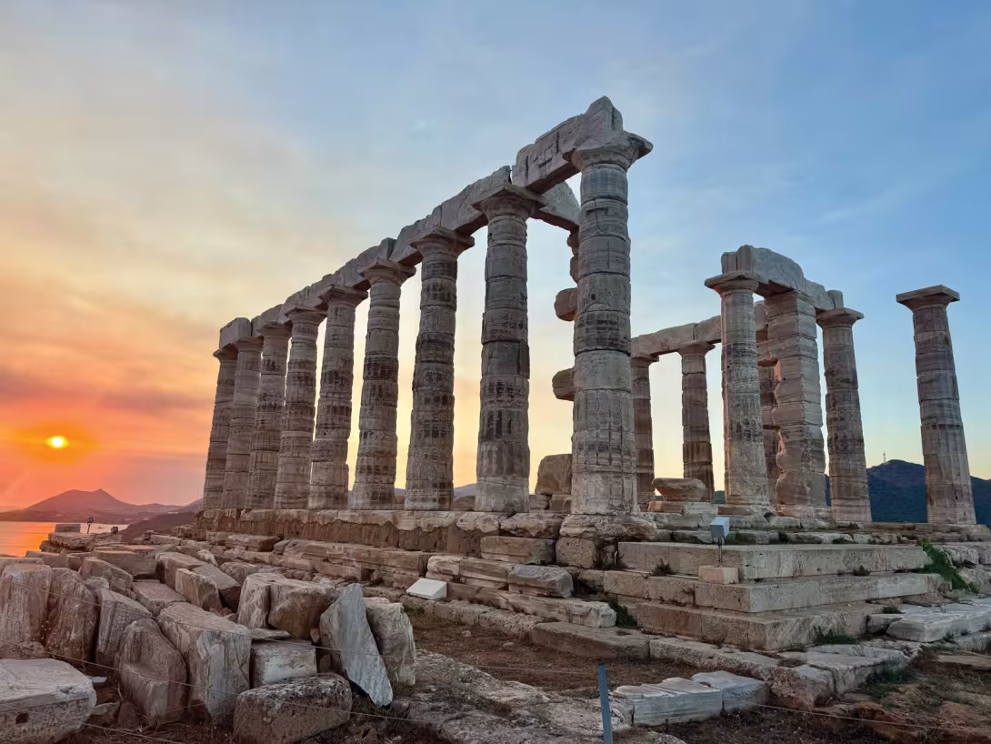 Les colonnes de marbre du temple de Poséidon marquaient l’entrée du golfe Saronique et constituaient un repère spectaculaire pour les marins rejoignant Athènes.