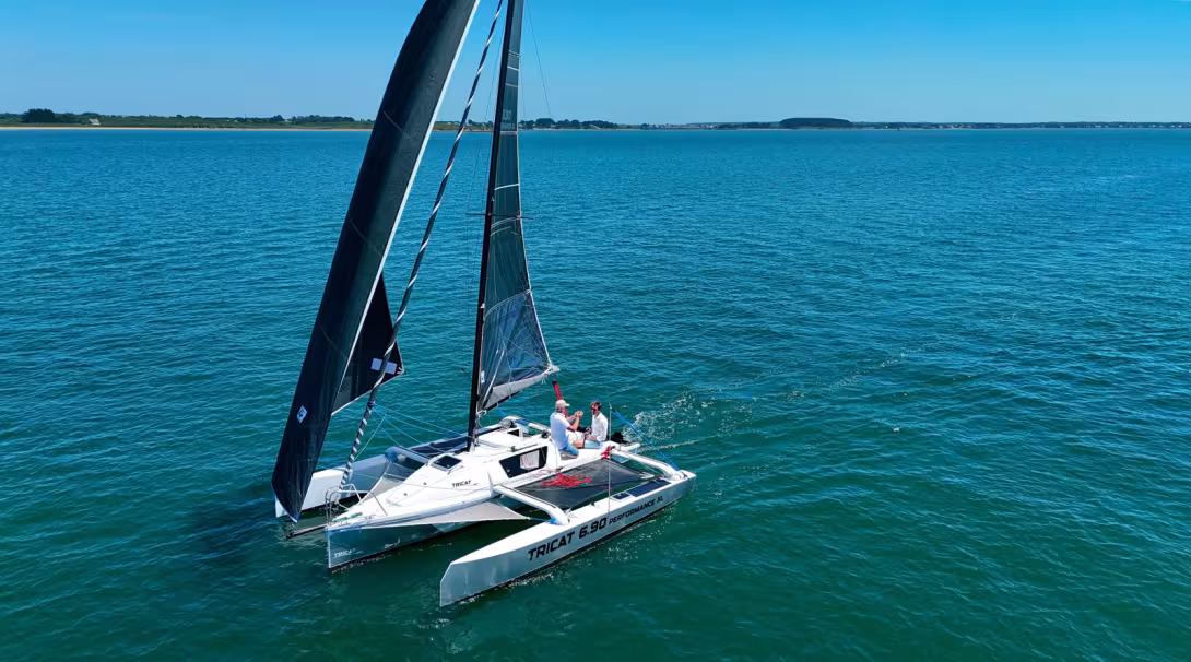 Par petit temps, le Tricat 6.90 Performance XL semble glisser sur l’eau, et parvient sans peine à naviguer aussi vite que le vent.