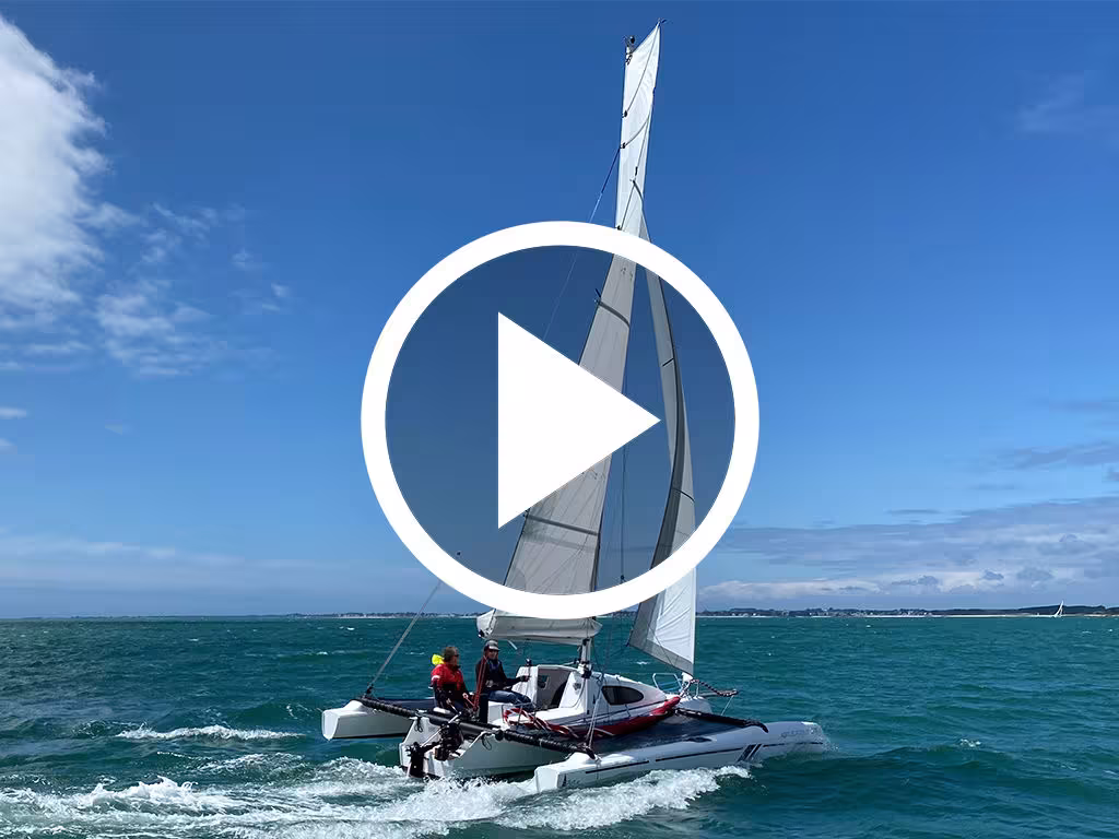 Astus 22.5 trimaran - Essai en baie de Quiberon - Multicoques Mag